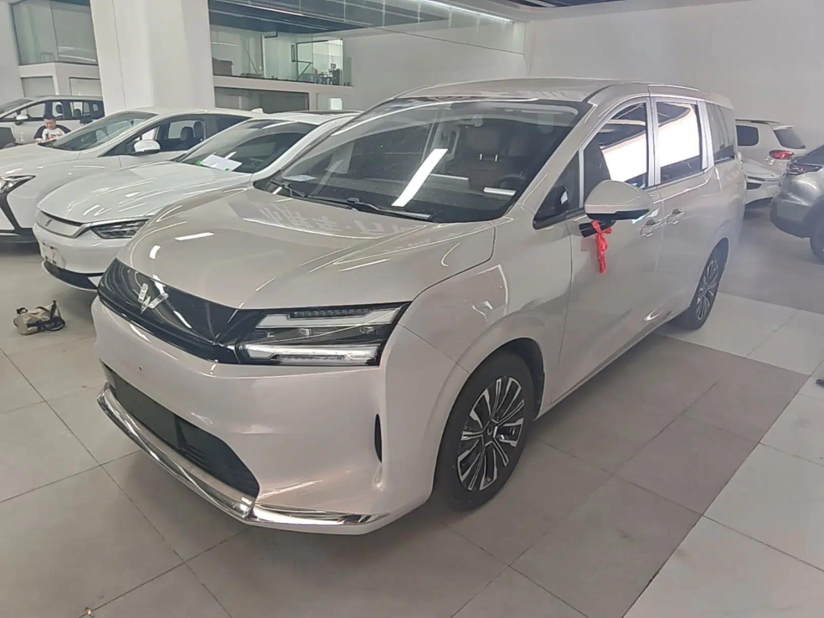 Wuling Starlight 730 2025 Model Pure Electric 500km Luxury Edition — миниатюра 1