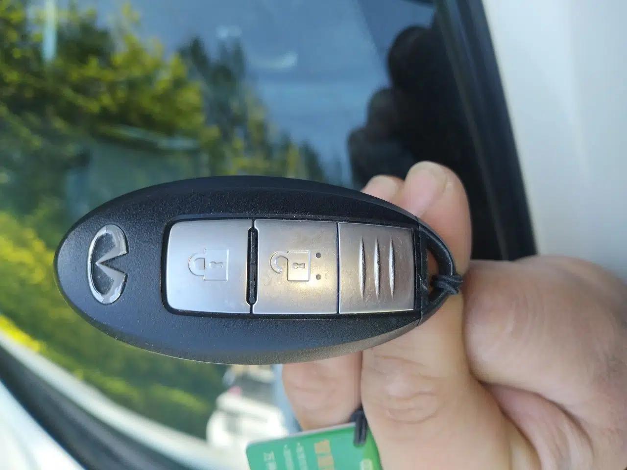 Infiniti ESQ 2014 1.6L Spontaneous Edition — миниатюра 9