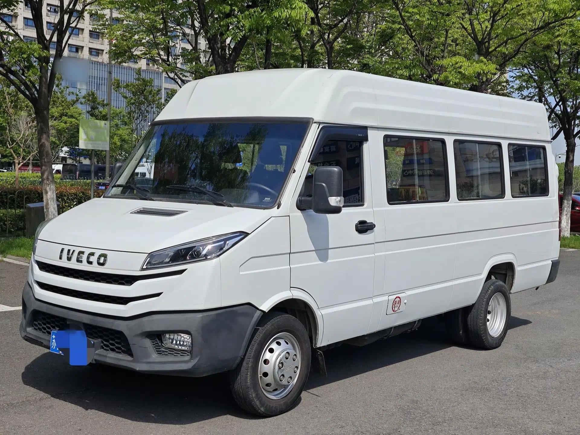 Iveco Daily 2023 2.5T V40 Van Long Wheelbase Mid-Roof Design Dual Tires Side-Swing Doors 2-3 Seater — миниатюра 1