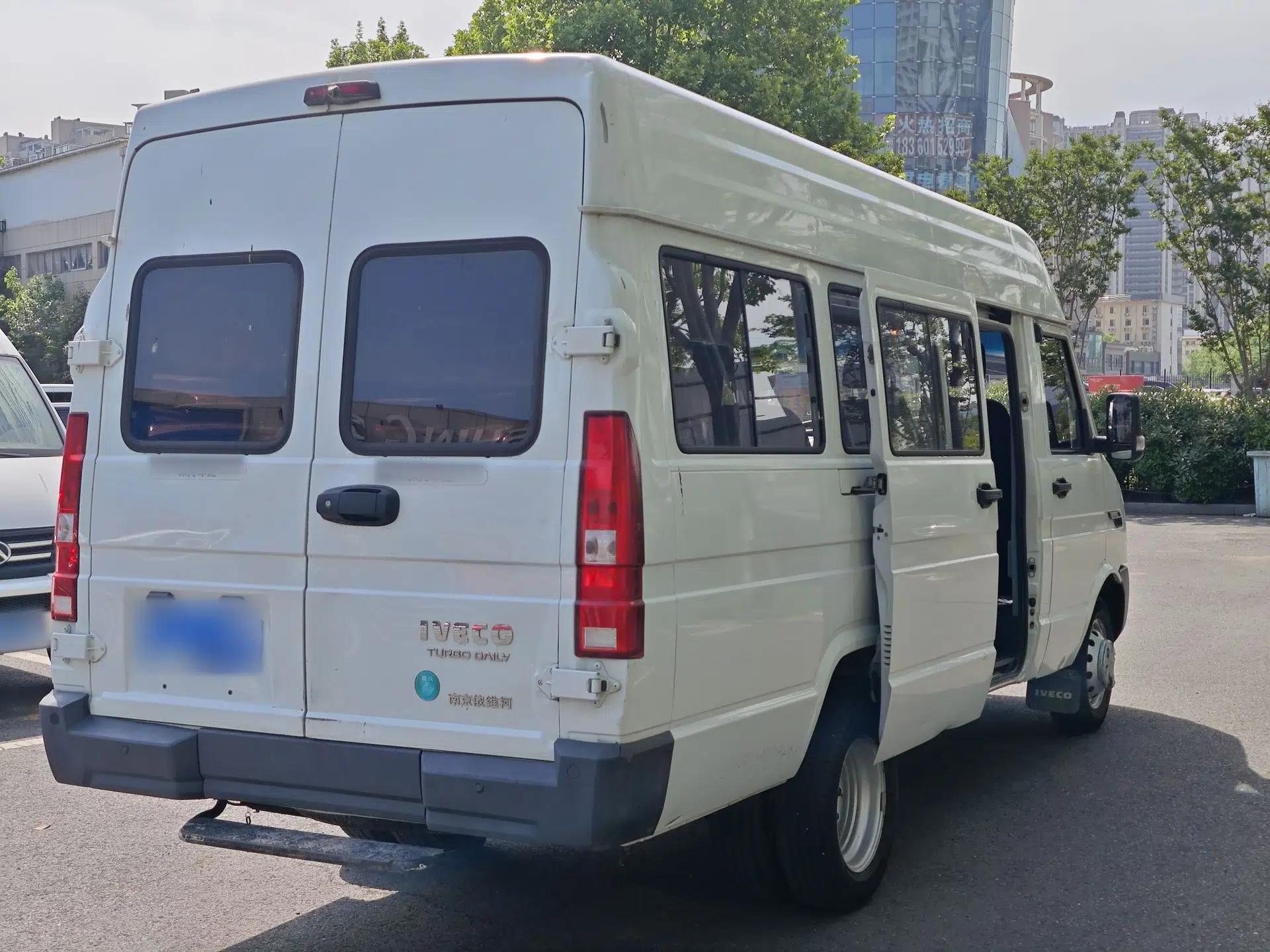 Iveco Daily 2023 2.5T V40 Van Long Wheelbase Mid-Roof Design Dual Tires Side-Swing Doors 2-3 Seater — миниатюра 11
