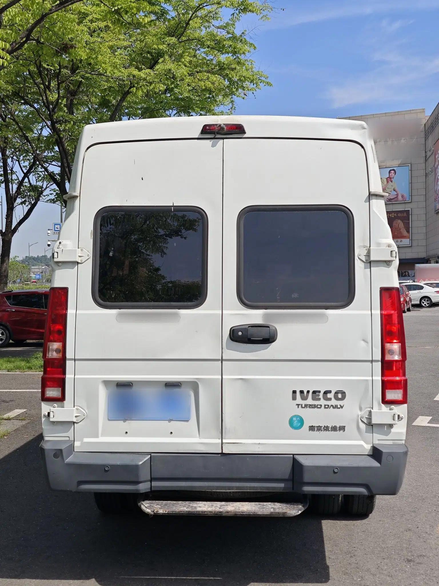 Iveco Daily 2023 2.5T V40 Van Long Wheelbase Mid-Roof Design Dual Tires Side-Swing Doors 2-3 Seater — миниатюра 13