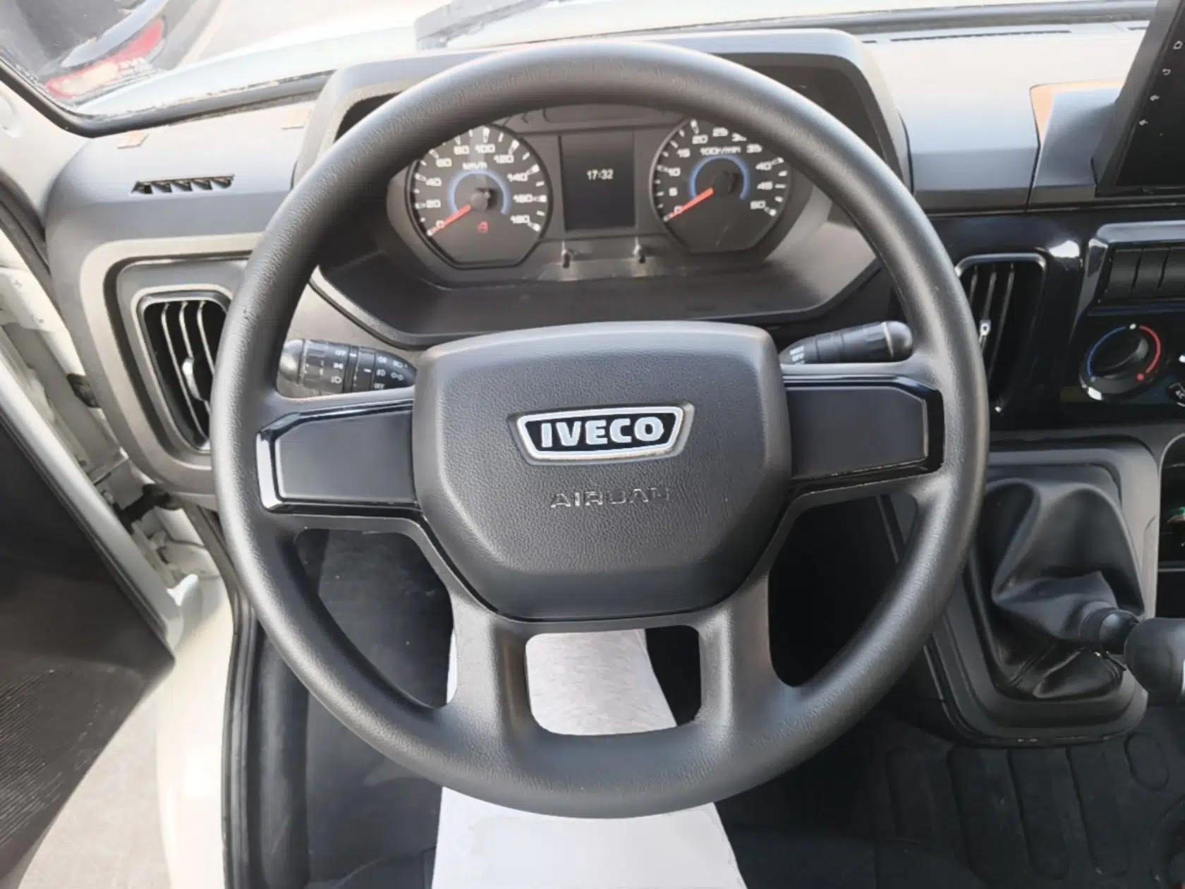 Iveco Daily 2023 2.5T V40 Van Long Wheelbase Mid-Roof Design Dual Tires Side-Swing Doors 2-3 Seater — миниатюра 16