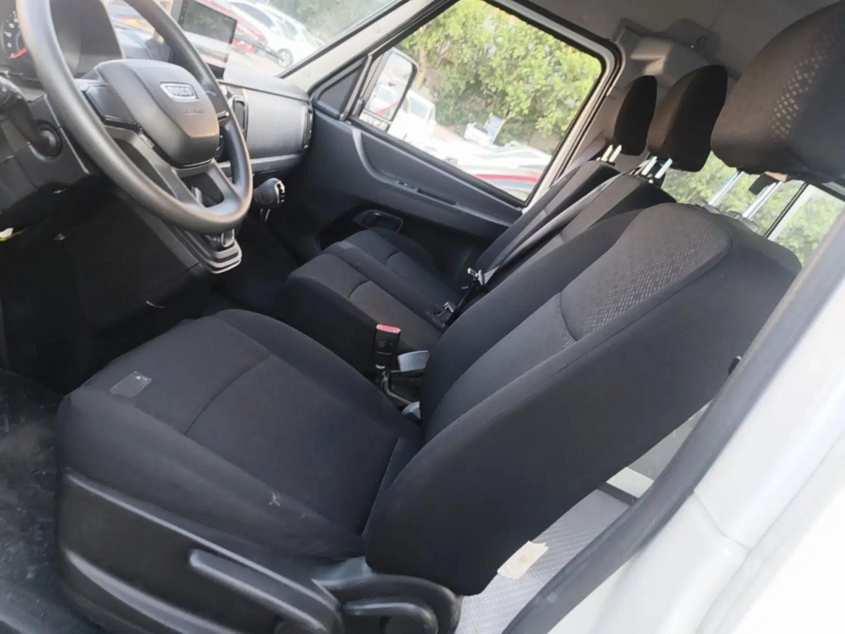 Iveco Daily 2023 2.5T V40 Van Long Wheelbase Mid-Roof Design Dual Tires Side-Swing Doors 2-3 Seater — миниатюра 20
