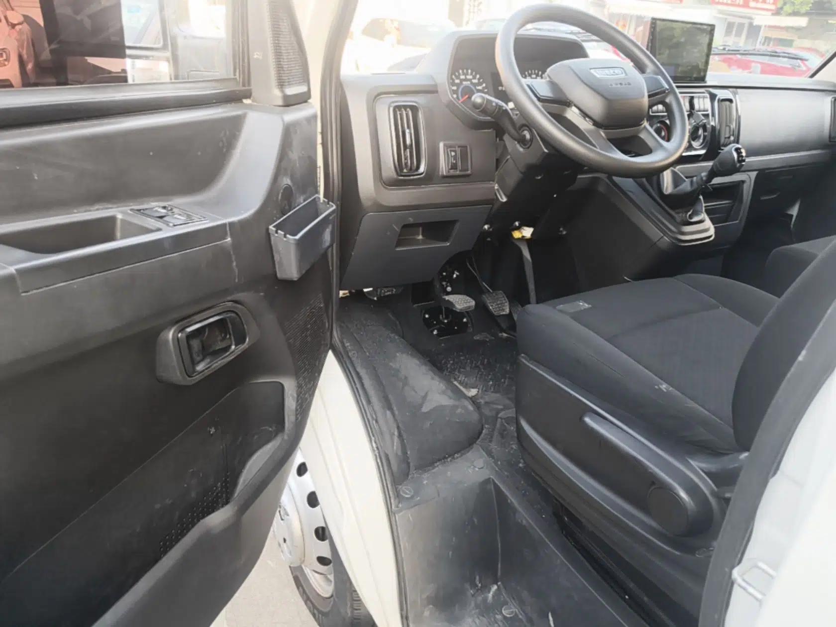 Iveco Daily 2023 2.5T V40 Van Long Wheelbase Mid-Roof Design Dual Tires Side-Swing Doors 2-3 Seater — миниатюра 21
