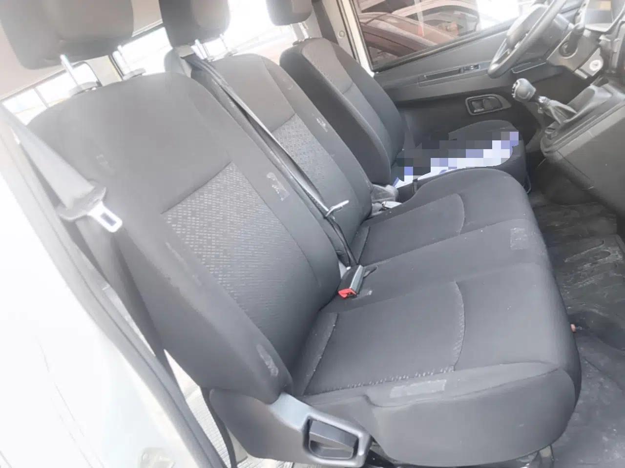 Iveco Daily 2023 2.5T V40 Van Long Wheelbase Mid-Roof Design Dual Tires Side-Swing Doors 2-3 Seater — миниатюра 26