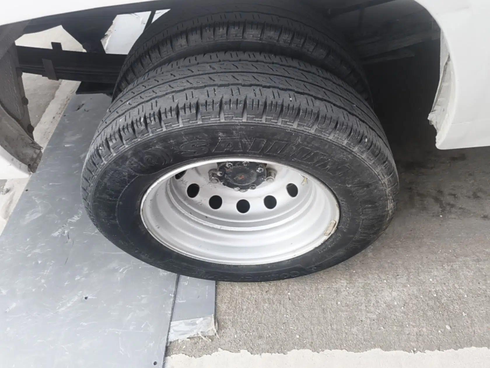Iveco Daily 2023 2.5T V40 Van Long Wheelbase Mid-Roof Design Dual Tires Side-Swing Doors 2-3 Seater — миниатюра 7