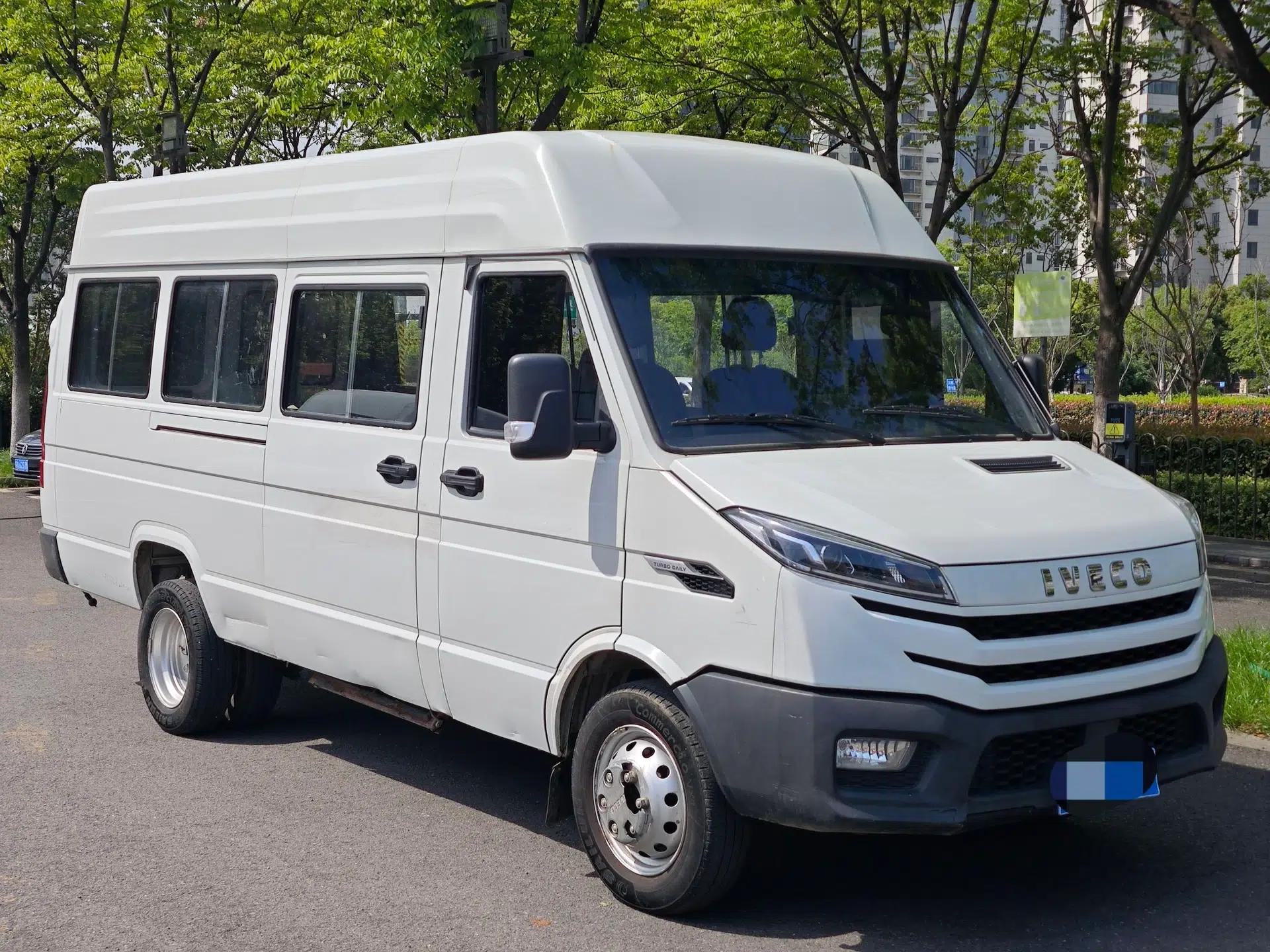 Iveco Daily 2023 2.5T V40 Van Long Wheelbase Mid-Roof Design Dual Tires Side-Swing Doors 2-3 Seater — миниатюра 8