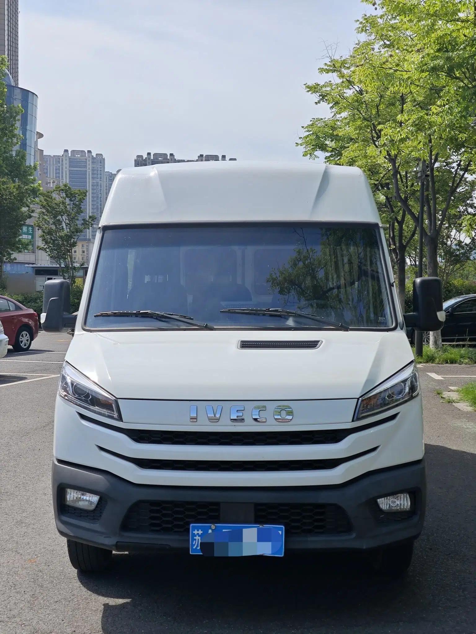 Iveco Daily 2023 2.5T V40 Van Long Wheelbase Mid-Roof Design Dual Tires Side-Swing Doors 2-3 Seater — миниатюра 9