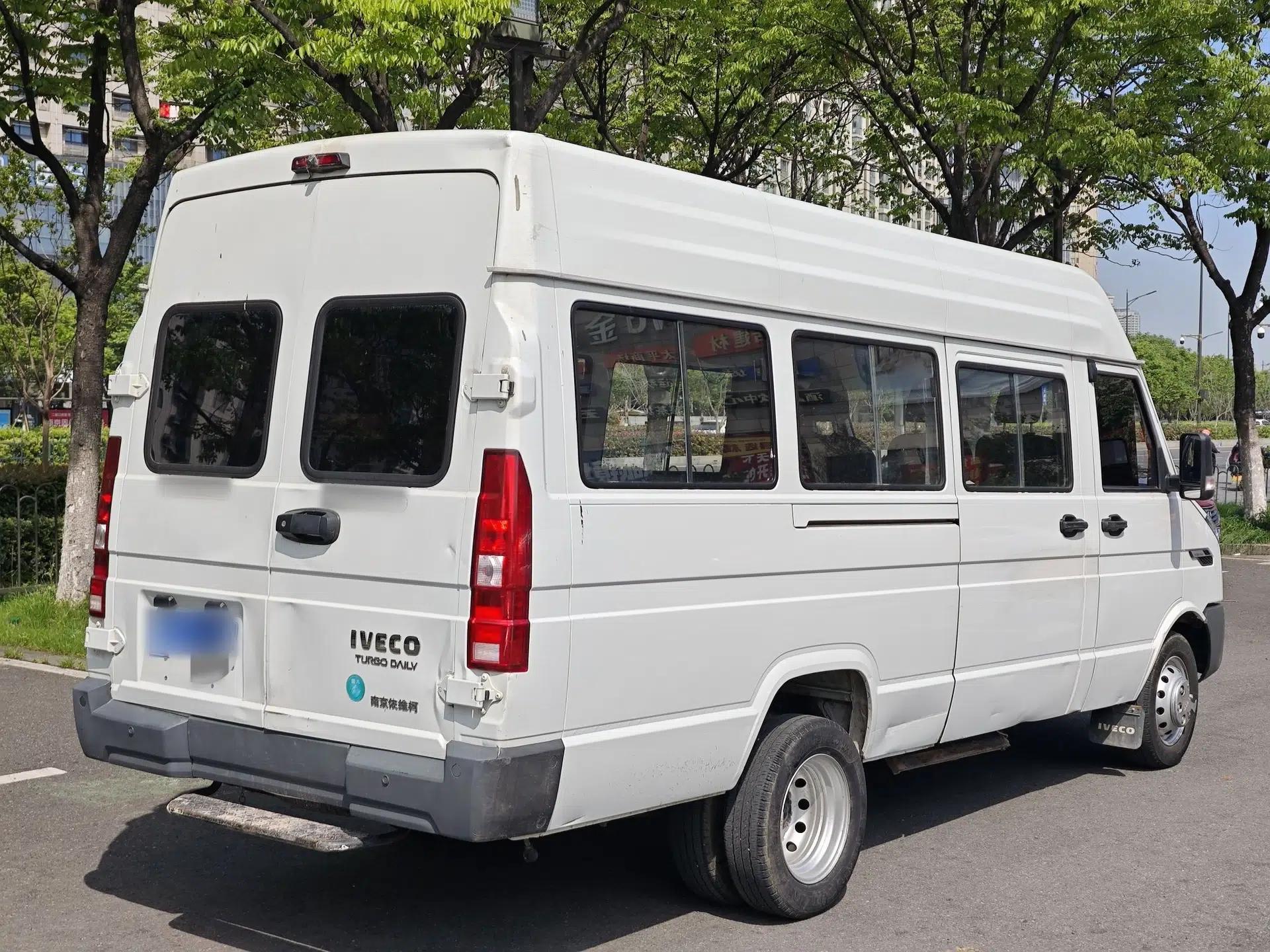 Iveco Daily 2023 2.5T V40 Van Long Wheelbase Mid-Roof Design Dual Tires Side-Swing Doors 2-3 Seater — миниатюра 10