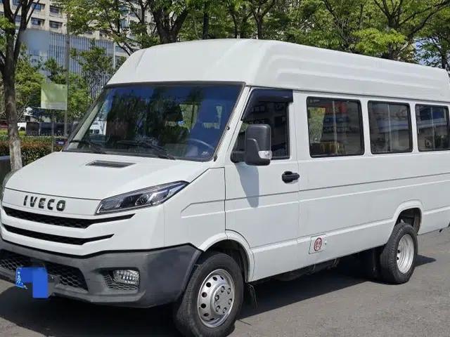 Iveco Daily 2023 2.5T V40 Van Long Wheelbase Mid-Roof Design Dual Tires Side-Swing Doors 2-3 Seater
