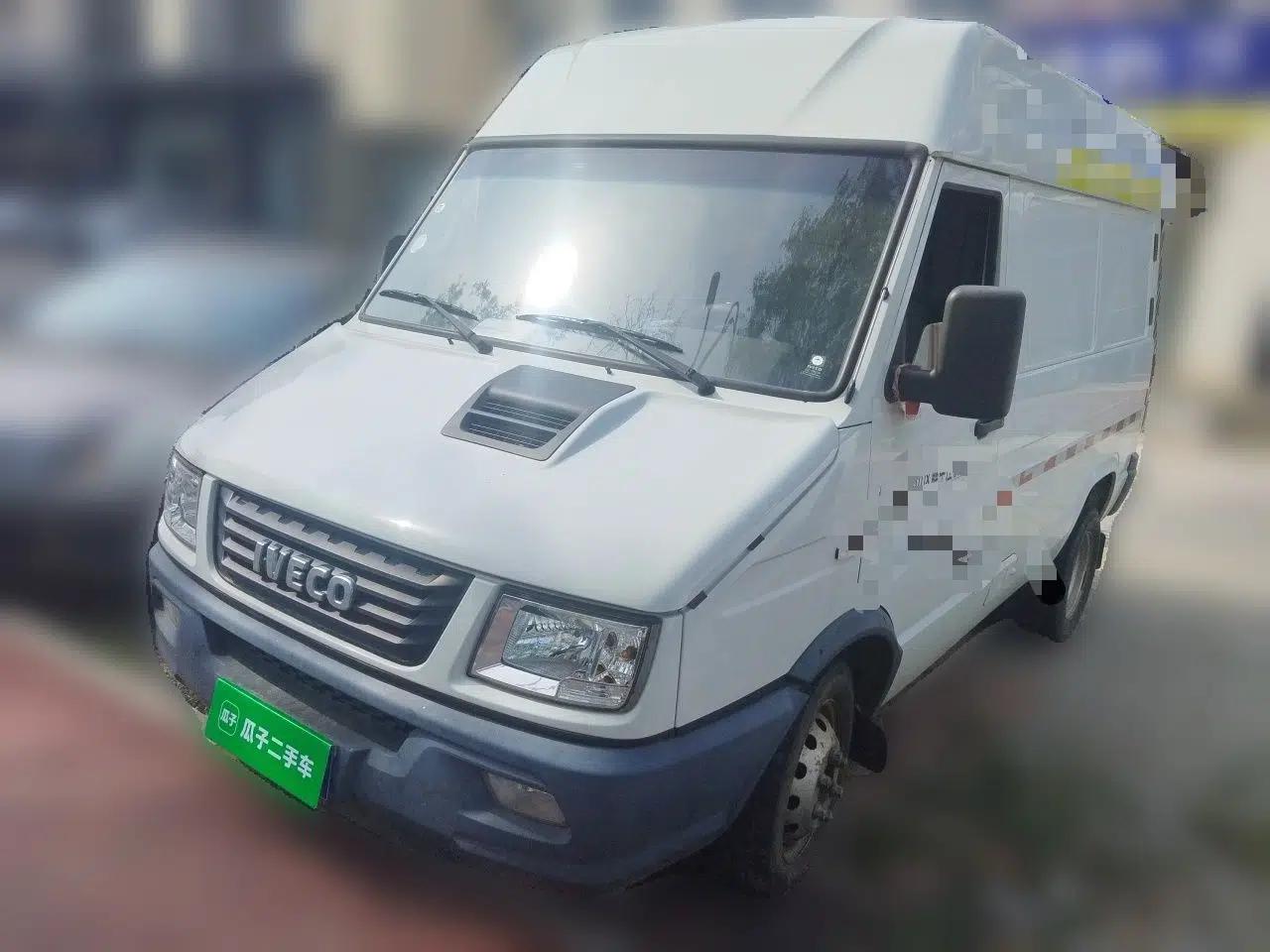 Iveco Daily 2021 2.8T V35 VAN厢式 van 3-seater short wheelbase mid-roof design with dual tires and manual doors — миниатюра 1