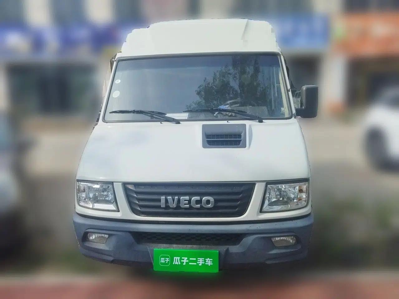 Iveco Daily 2021 2.8T V35 VAN厢式 van 3-seater short wheelbase mid-roof design with dual tires and manual doors — миниатюра 2