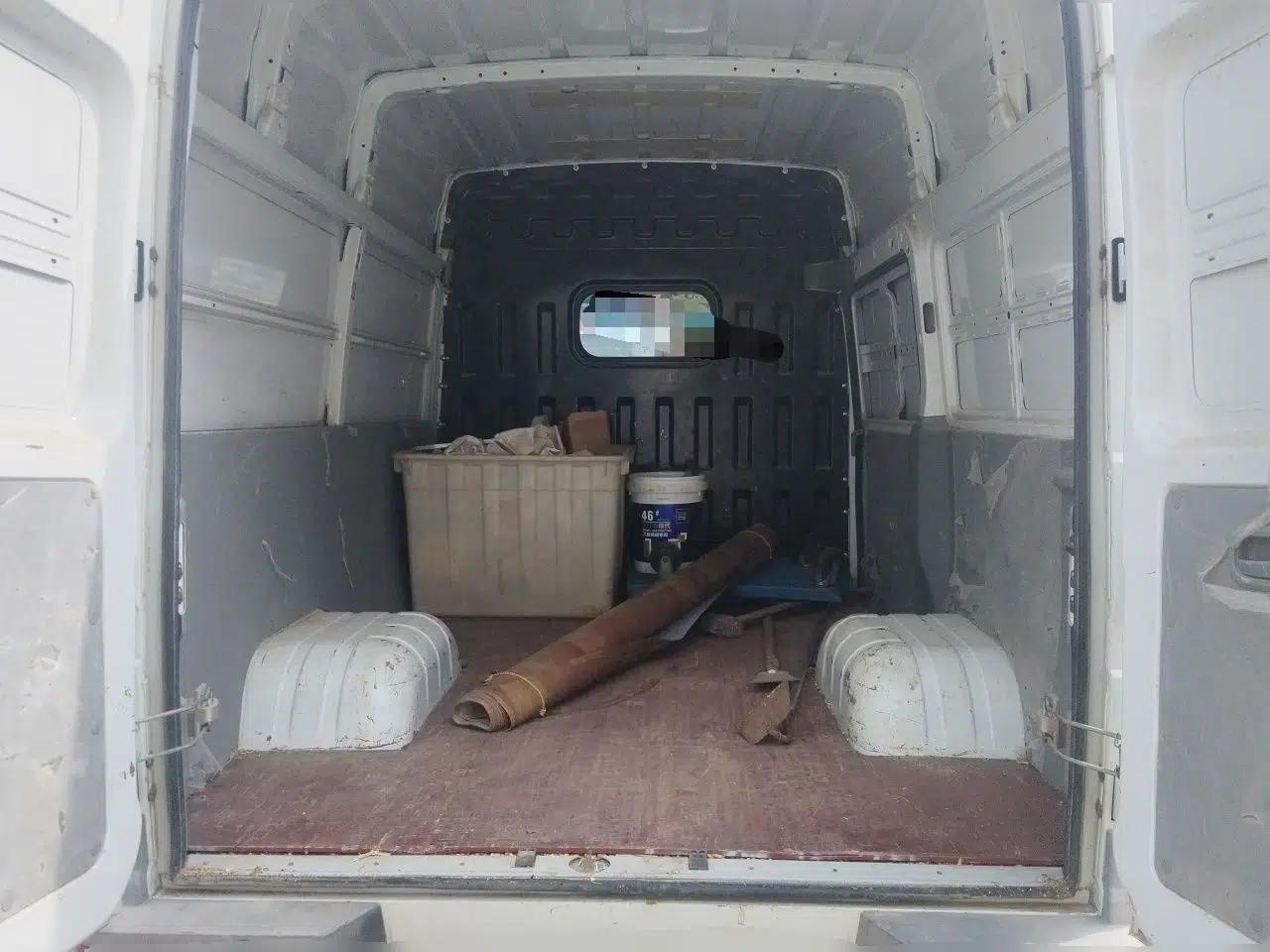 Iveco Daily 2021 2.8T V35 VAN厢式 van 3-seater short wheelbase mid-roof design with dual tires and manual doors — миниатюра 20