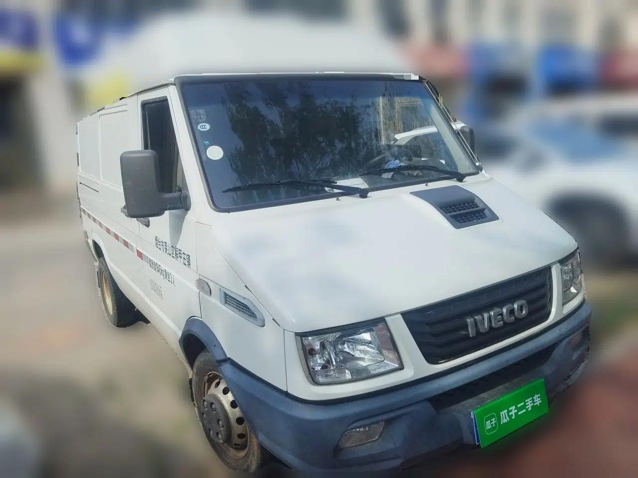 Iveco Daily 2021 2.8T V35 VAN厢式 van 3-seater short wheelbase mid-roof design with dual tires and manual doors — миниатюра 3