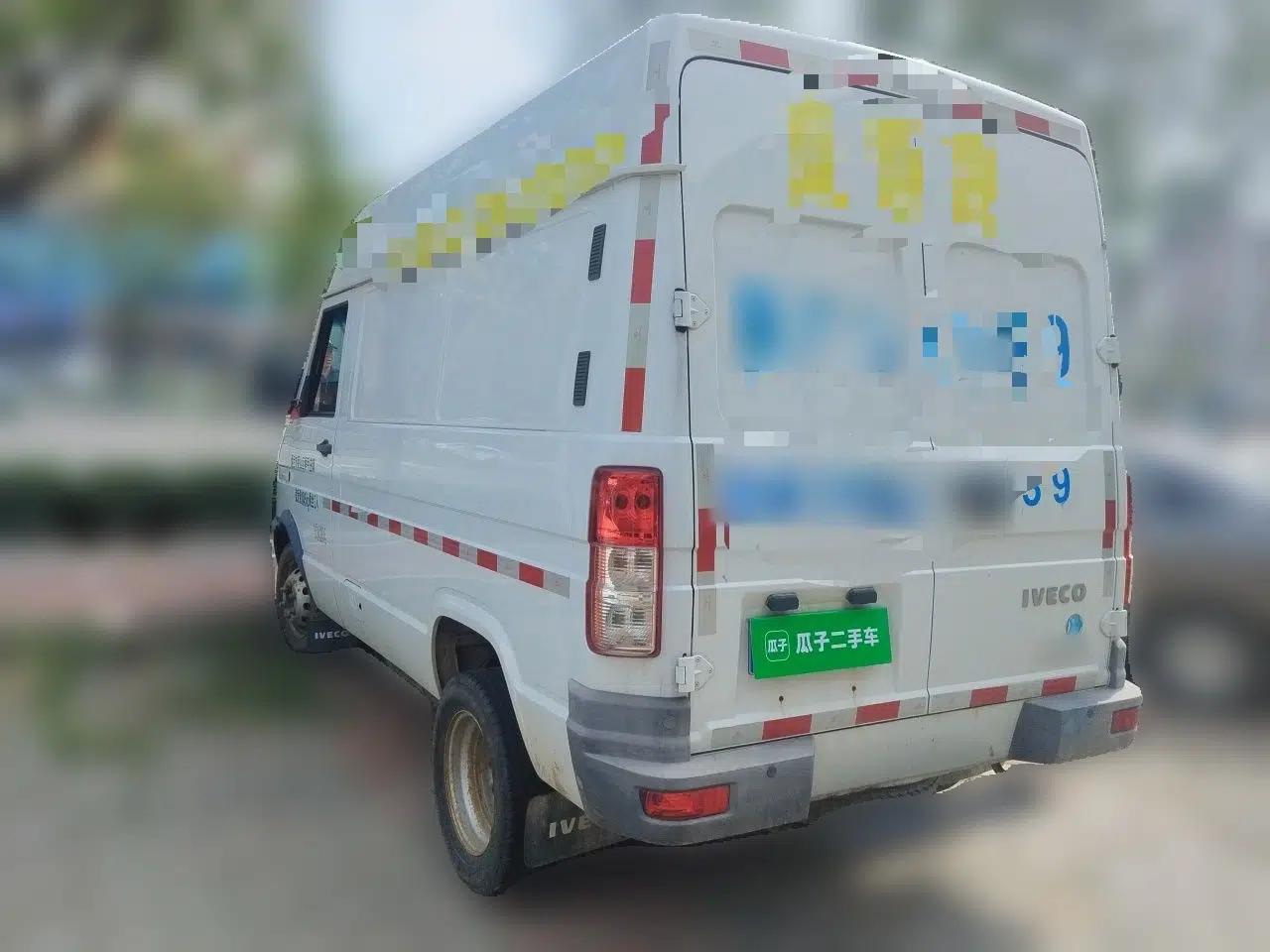 Iveco Daily 2021 2.8T V35 VAN厢式 van 3-seater short wheelbase mid-roof design with dual tires and manual doors — миниатюра 4