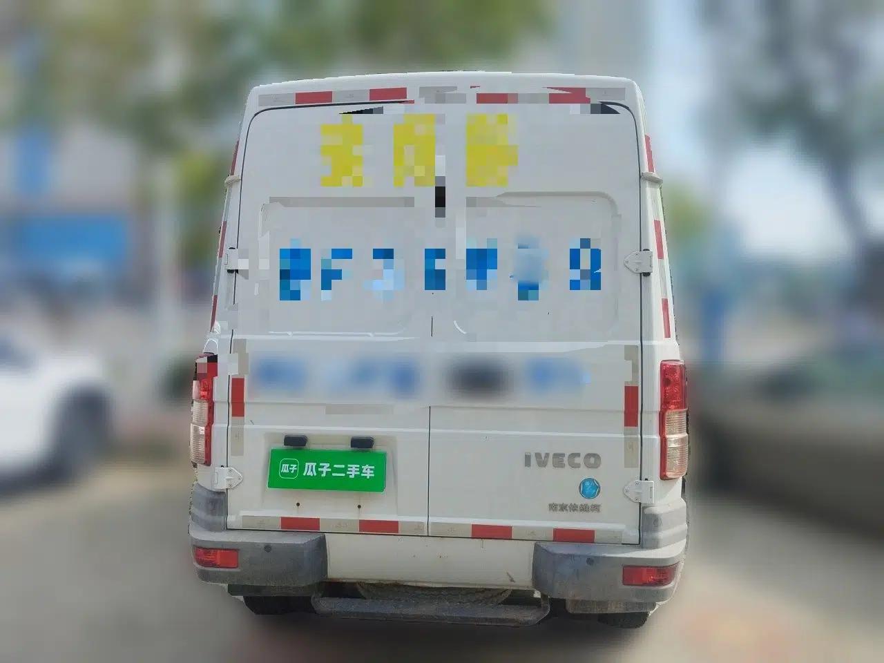 Iveco Daily 2021 2.8T V35 VAN厢式 van 3-seater short wheelbase mid-roof design with dual tires and manual doors — миниатюра 5