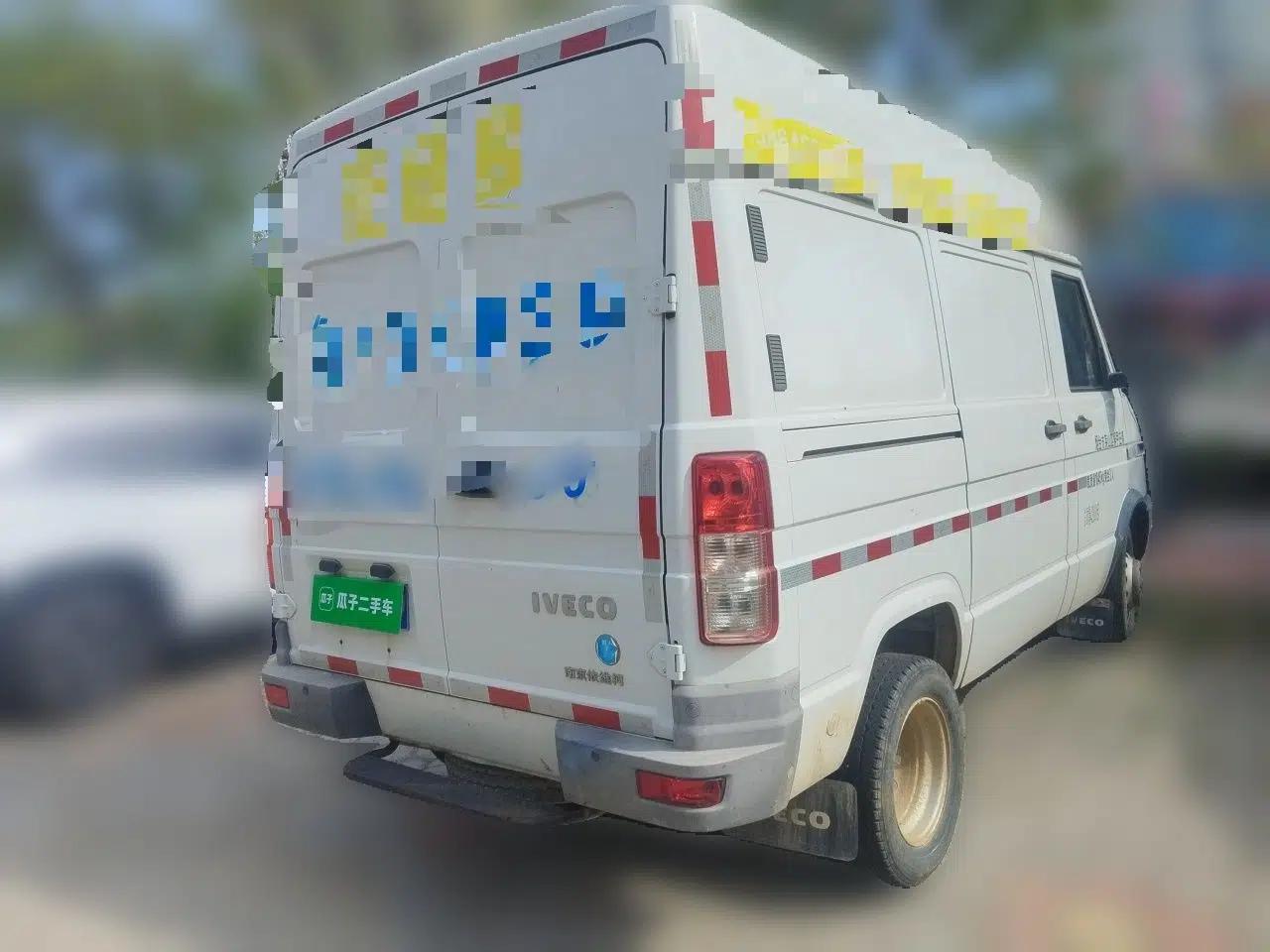 Iveco Daily 2021 2.8T V35 VAN厢式 van 3-seater short wheelbase mid-roof design with dual tires and manual doors — миниатюра 6