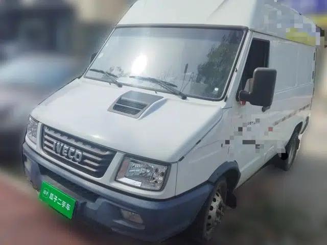 Iveco Daily 2021 2.8T V35 VAN厢式 van 3-seater short wheelbase mid-roof design with dual tires and manual doors