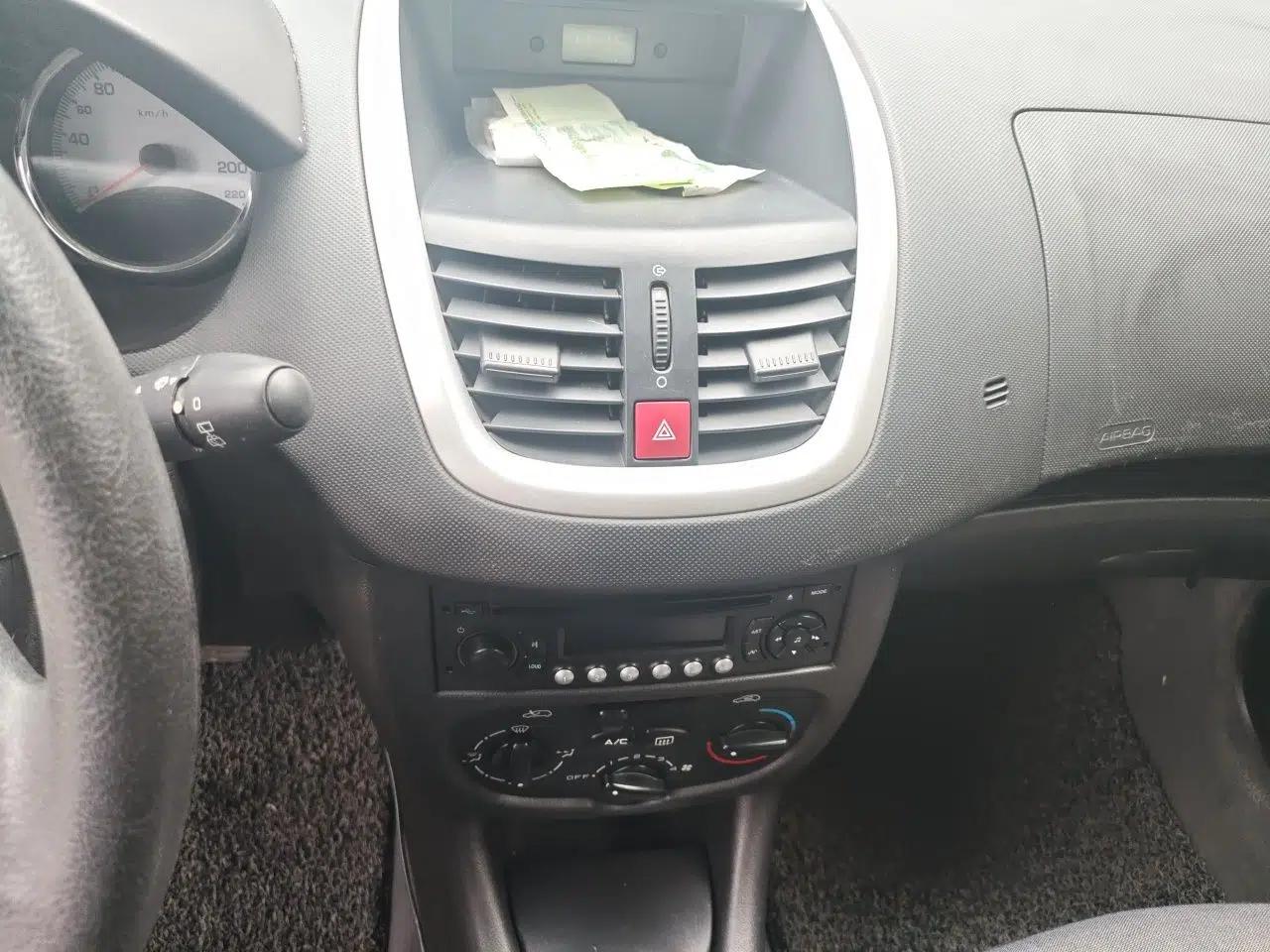 Peugeot 207 2011 Hatchback 1.4L Manual Yule Edition — миниатюра 14