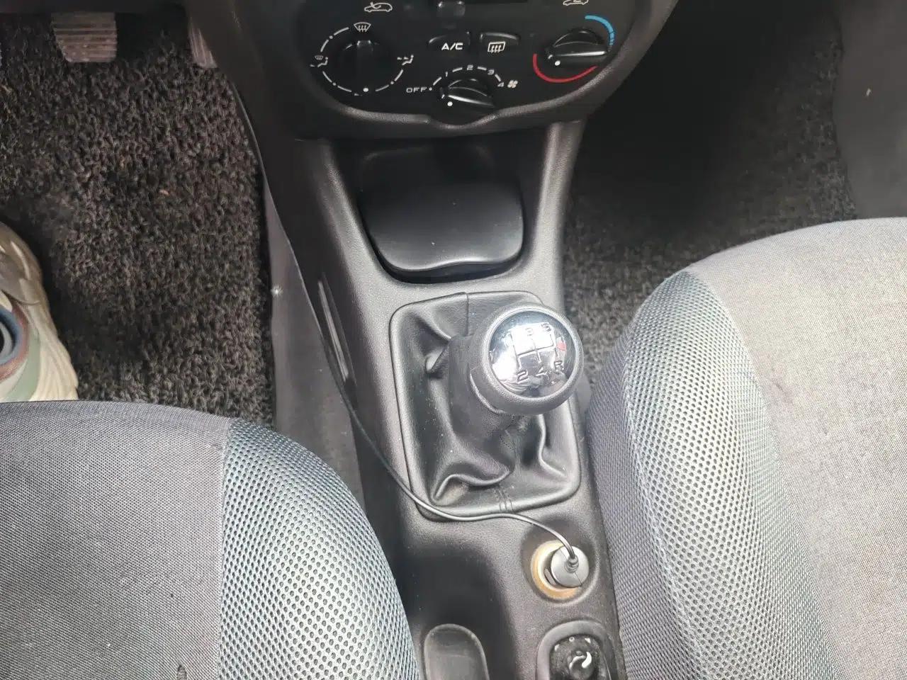 Peugeot 207 2011 Hatchback 1.4L Manual Yule Edition — миниатюра 15