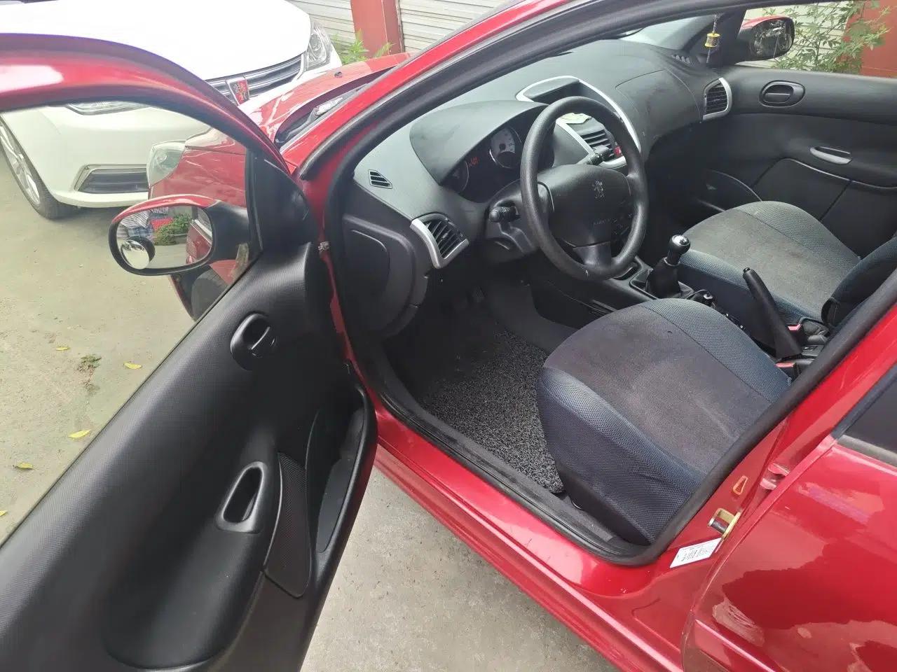Peugeot 207 2011 Hatchback 1.4L Manual Yule Edition — миниатюра 17