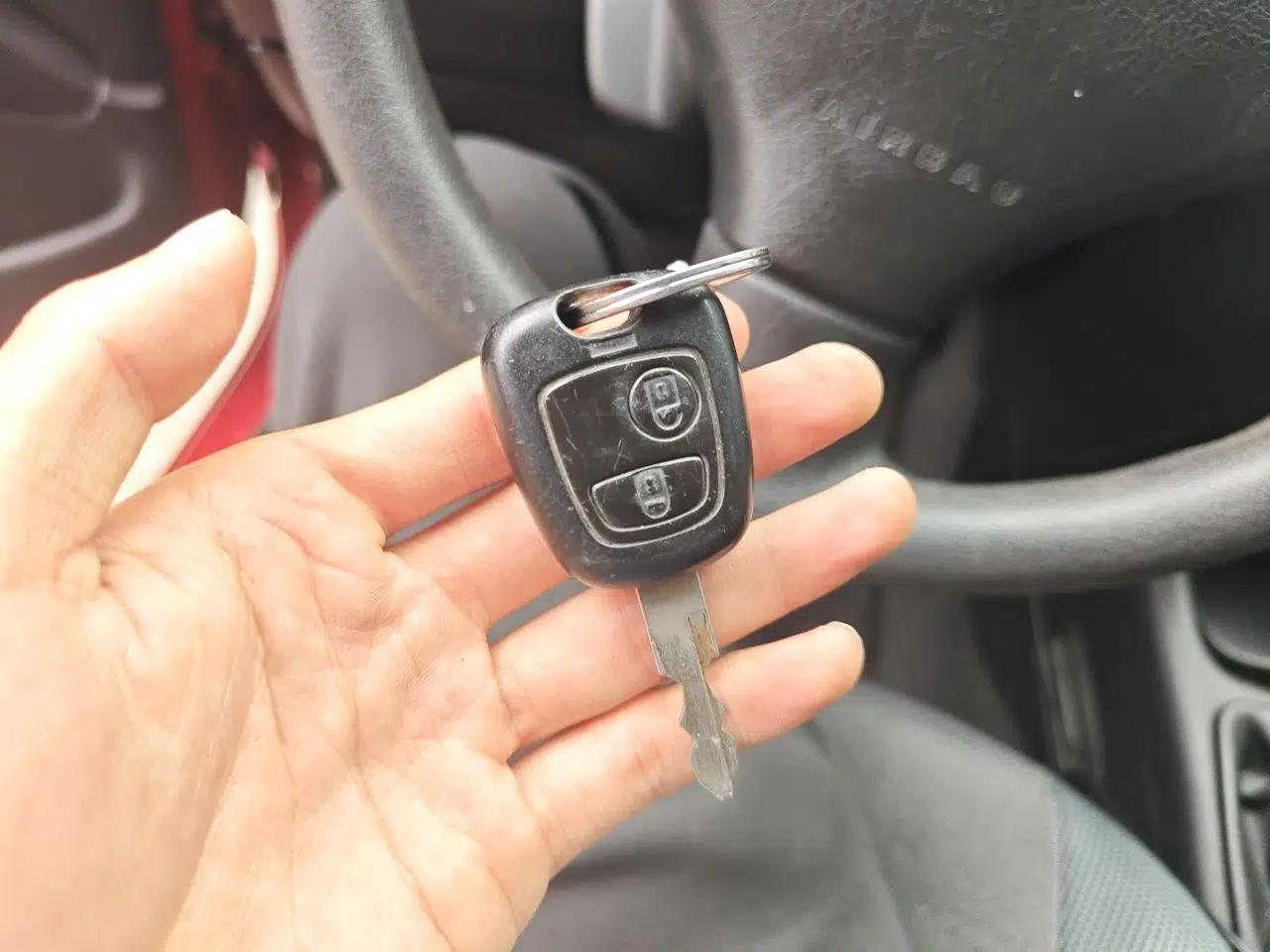Peugeot 207 2011 Hatchback 1.4L Manual Yule Edition — миниатюра 9