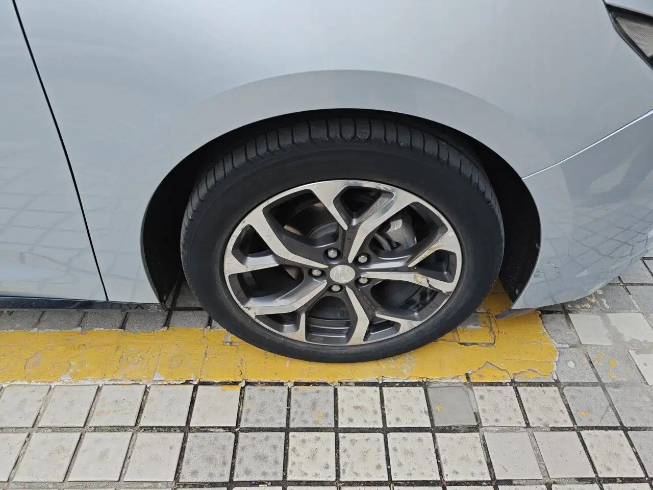 Buick VELITE 5 2017 Urban Extended-Range Model — миниатюра 8