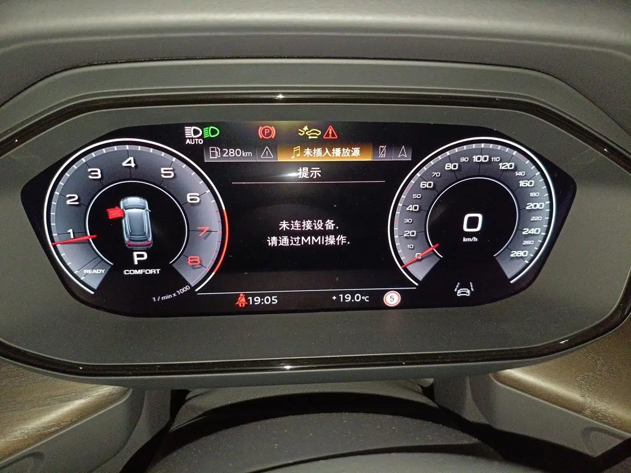 Audi Q6 2025 40 TFSI quattro Commemorative Edition Yulin Package 7 Seats — миниатюра 12