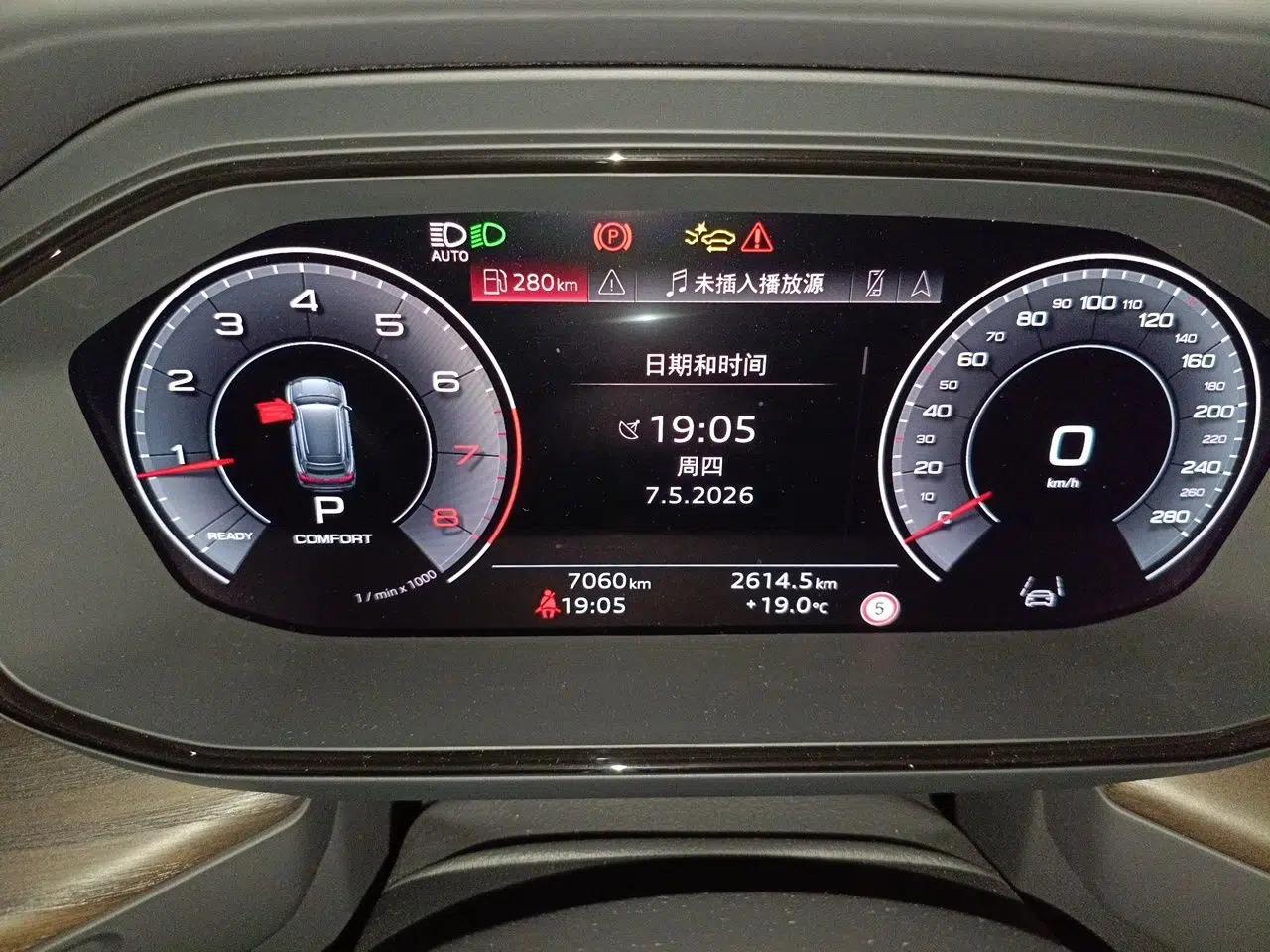 Audi Q6 2025 40 TFSI quattro Commemorative Edition Yulin Package 7 Seats — миниатюра 13