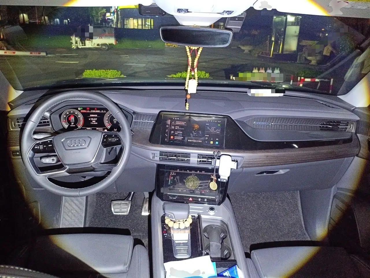 Audi Q6 2025 40 TFSI quattro Commemorative Edition Yulin Package 7 Seats — миниатюра 10