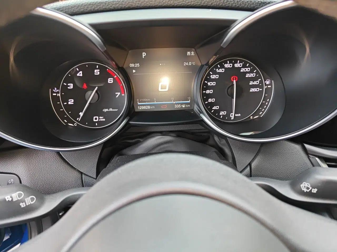 Alfa Romeo Giulia 2017 2.0T 200HP Luxury Edition — миниатюра 12