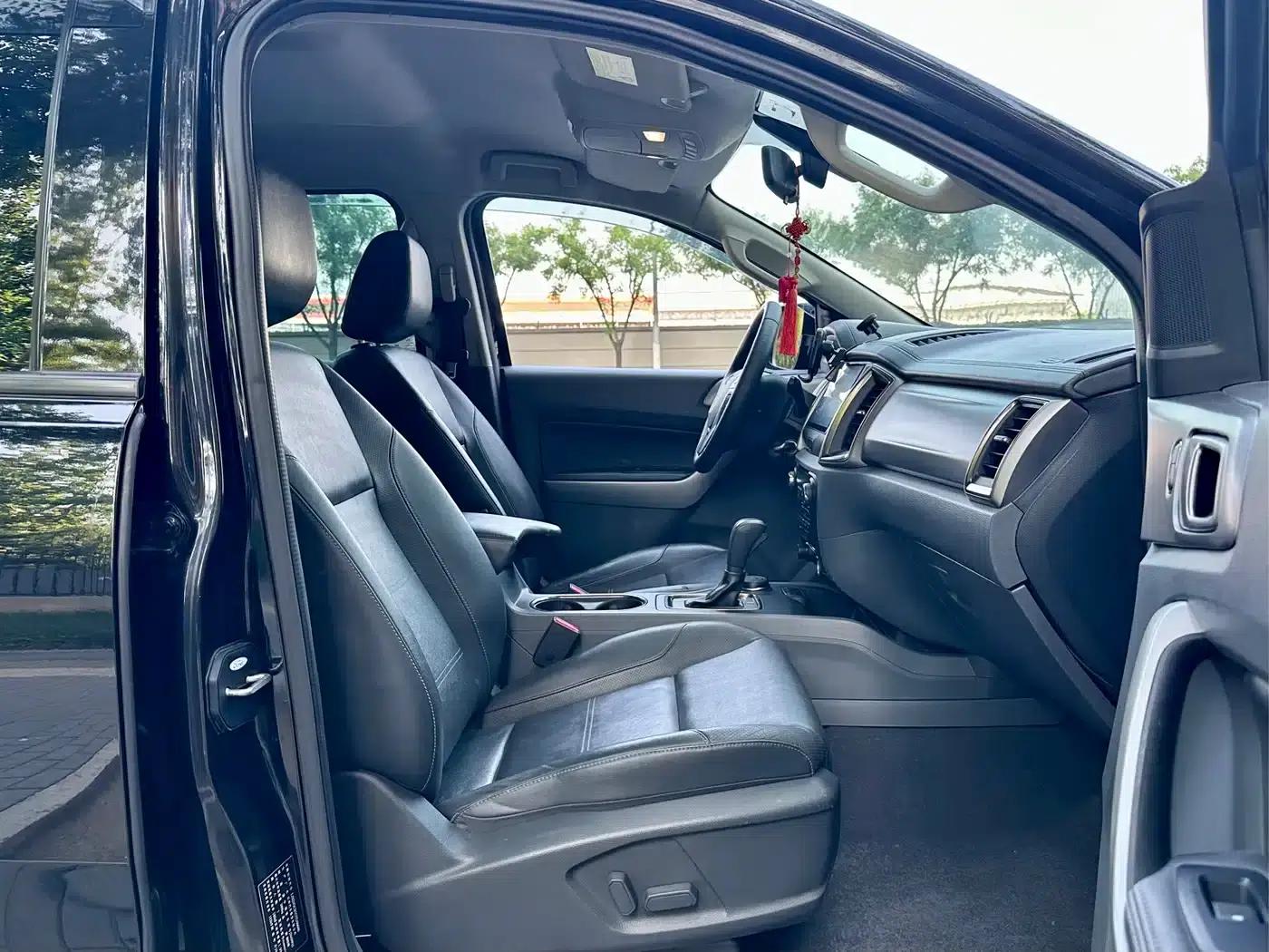 2016 Ford Everest 2.0T Gasoline Automatic 4WD Luxury Edition — миниатюра 16