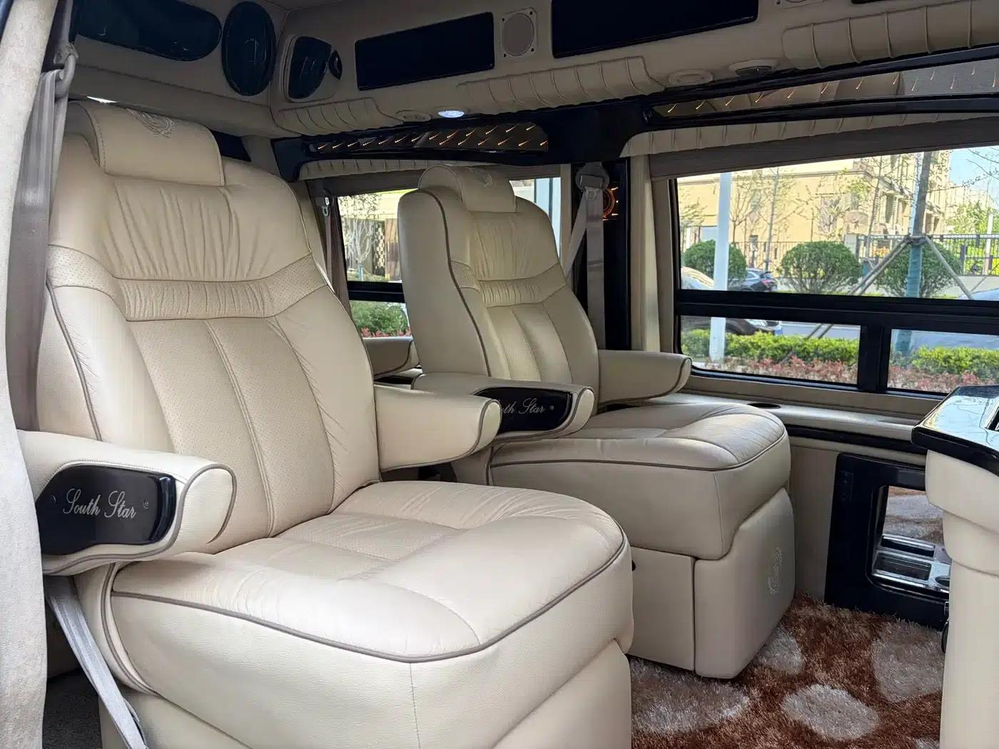 2011 SAVANA 5.3L Business Star 7-seater — миниатюра 10