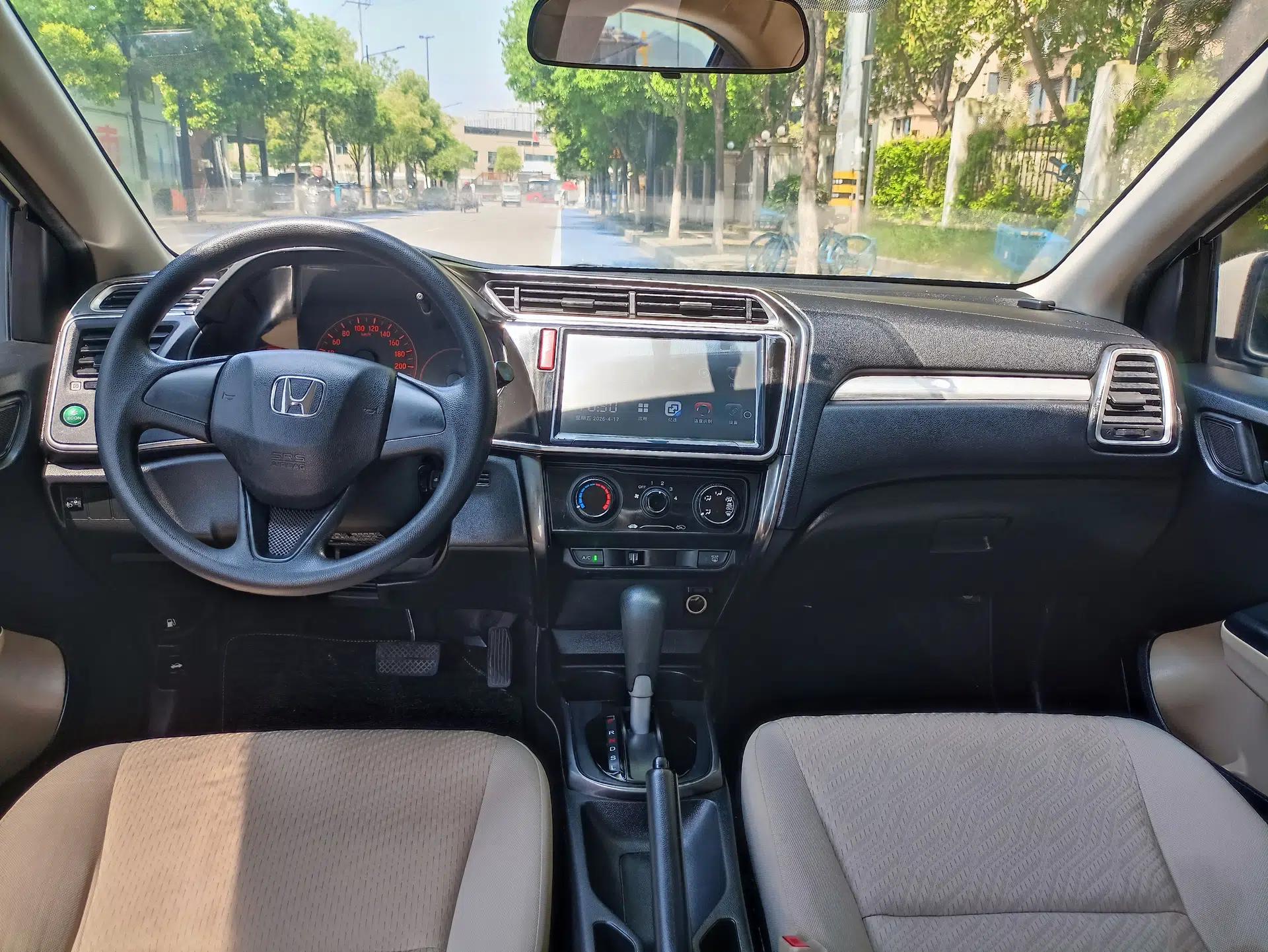 Honda Greiz 2016 1.5L CVT Classic Edition — миниатюра 21