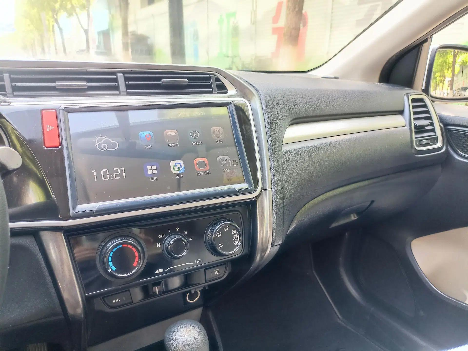 Honda Greiz 2016 1.5L CVT Classic Edition — миниатюра 28
