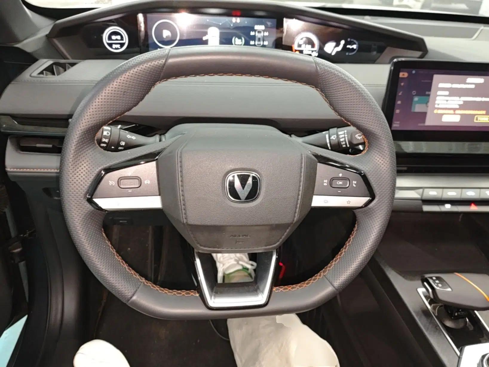 CHANGAN UNI-V iDD 2023 ZhiDian iDD 1.5T 113km Smart & Fun Version — миниатюра 13