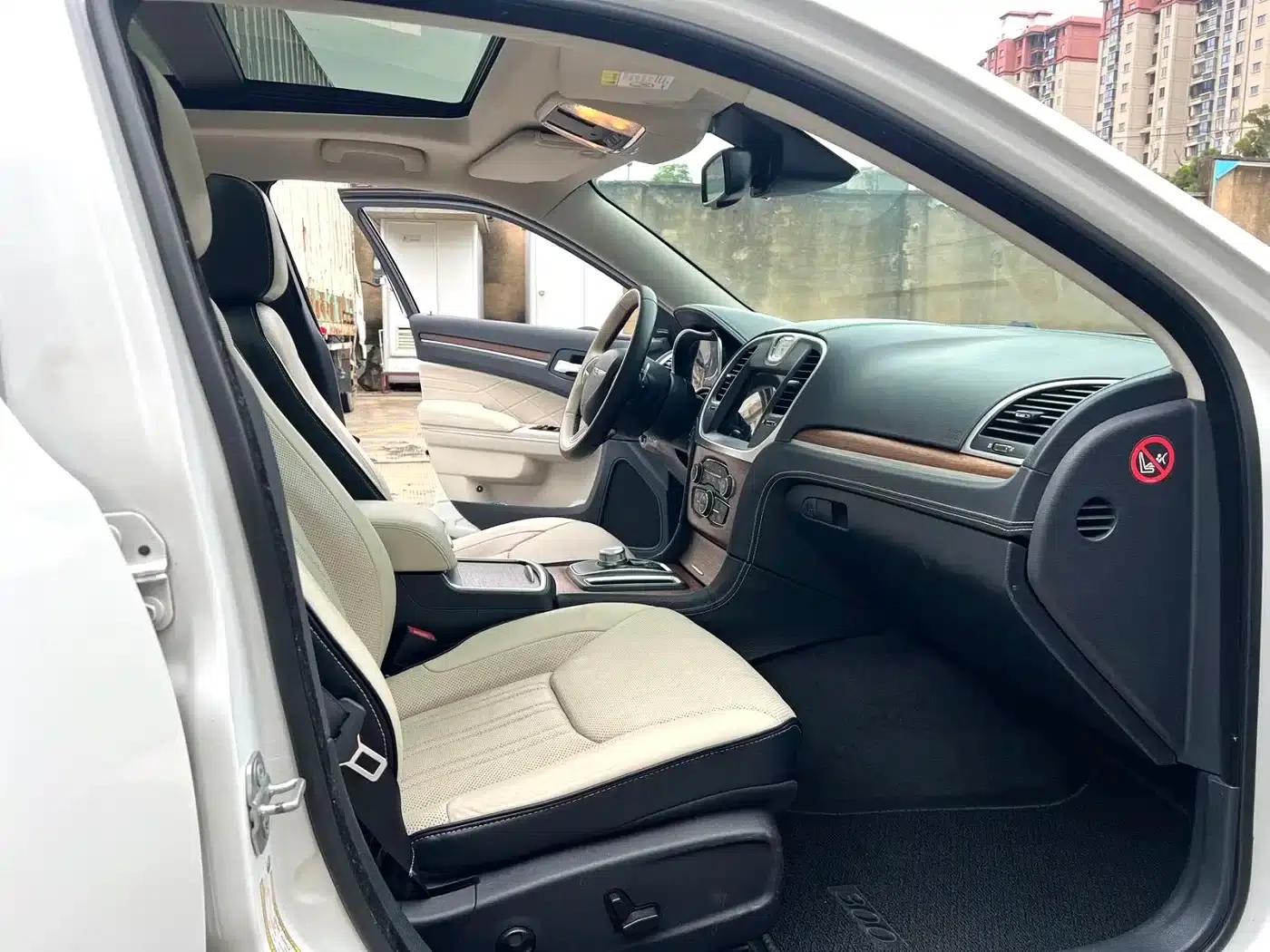 2016 Chrysler 300C Imported Model 3.0L Super Edition — миниатюра 11