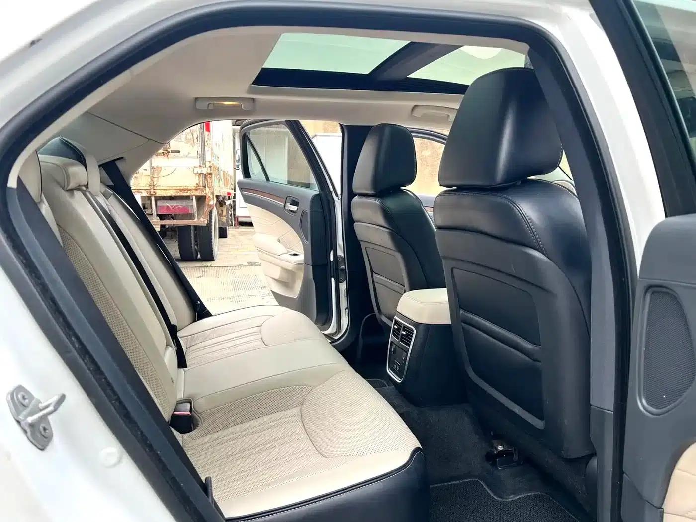 2016 Chrysler 300C Imported Model 3.0L Super Edition — миниатюра 12
