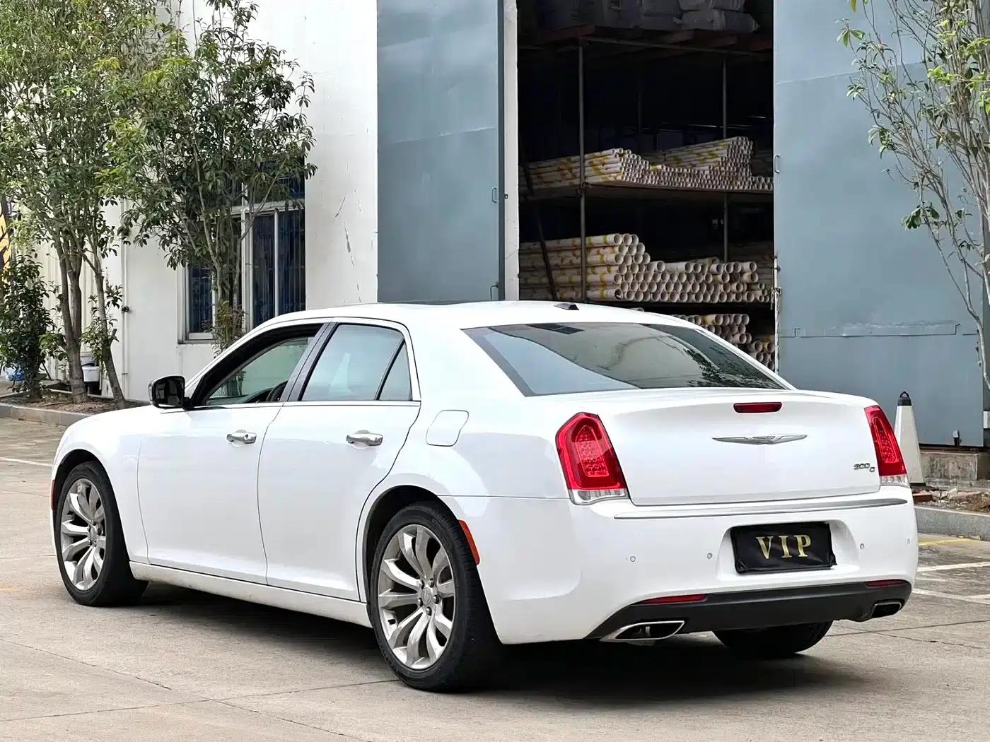 2016 Chrysler 300C Imported Model 3.0L Super Edition — миниатюра 14
