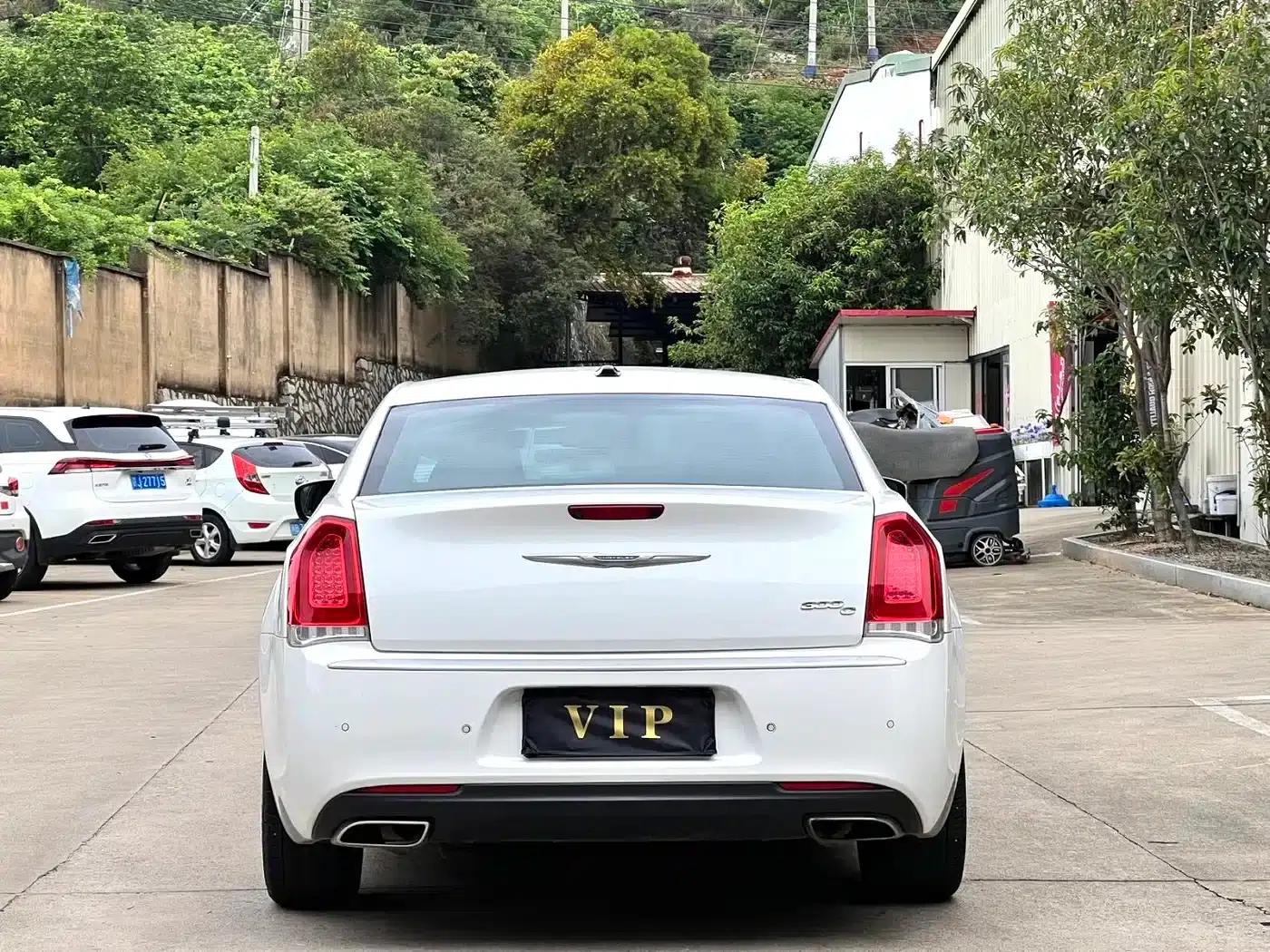 2016 Chrysler 300C Imported Model 3.0L Super Edition — миниатюра 15
