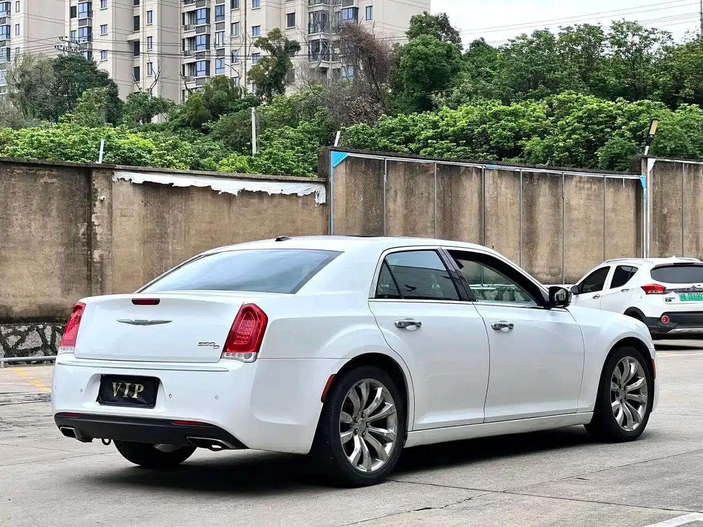 2016 Chrysler 300C Imported Model 3.0L Super Edition — миниатюра 16
