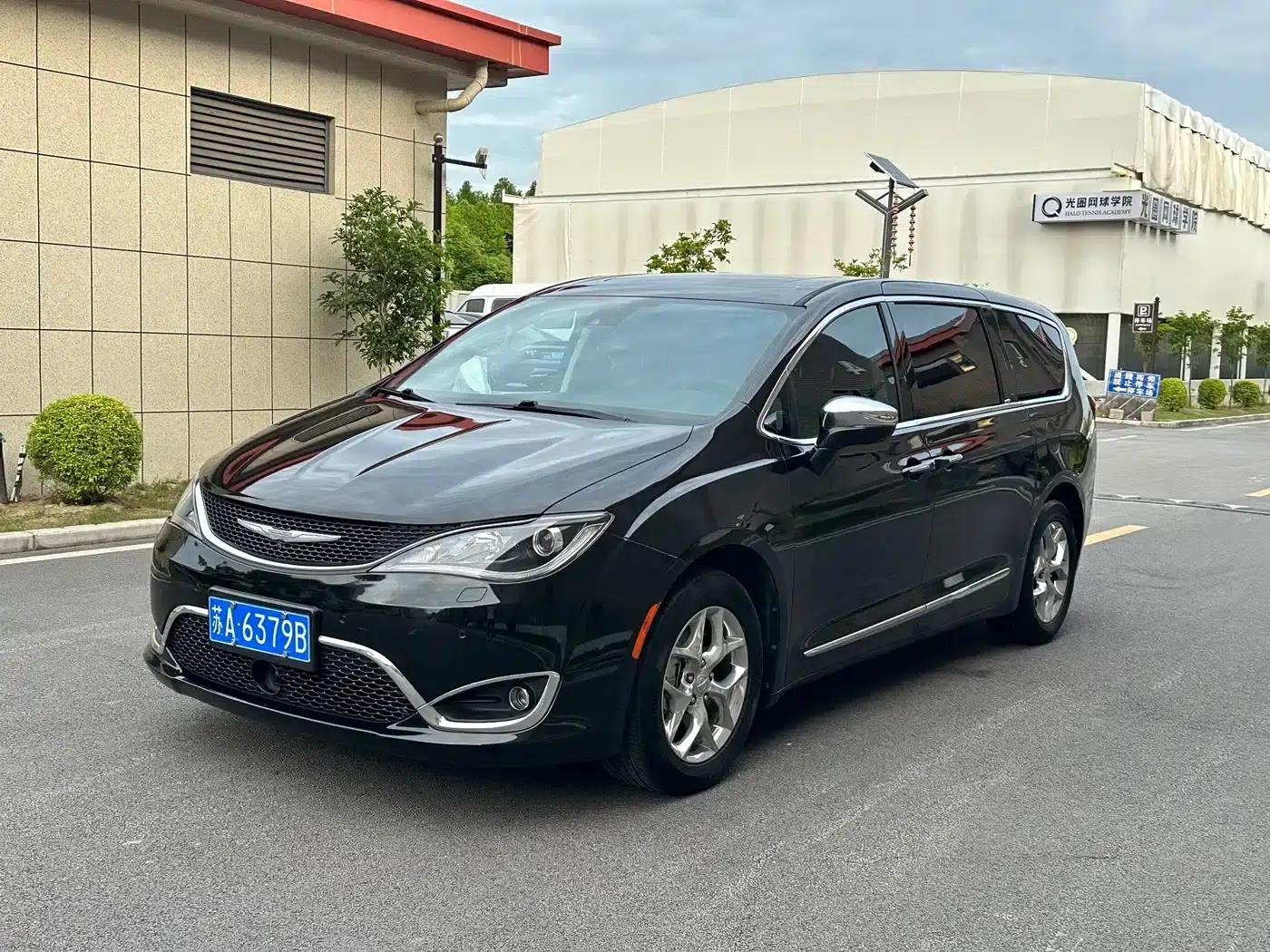 2017 Imported Grand Voyager 3.6L Premium Edition — миниатюра 1