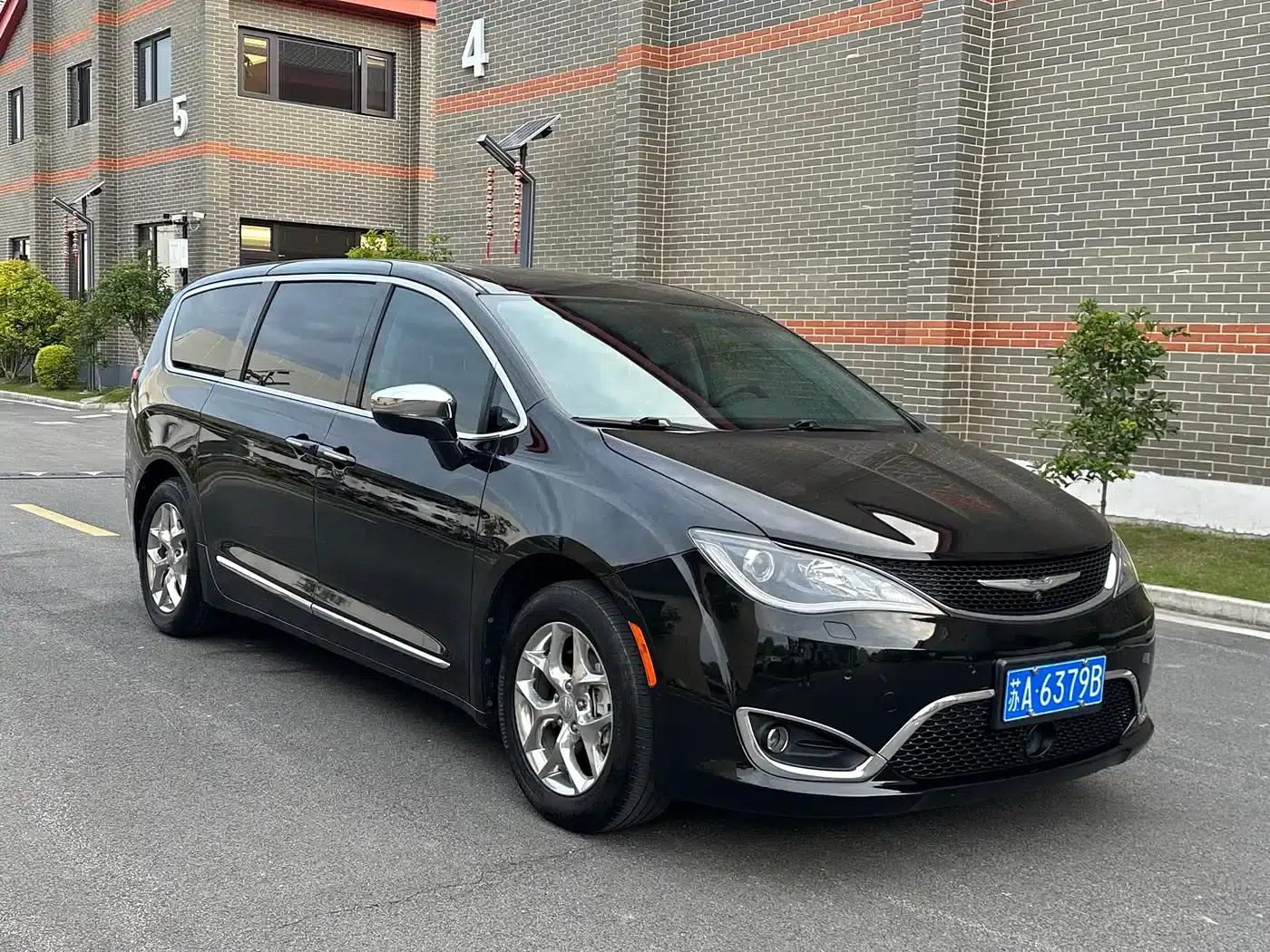 2017 Imported Grand Voyager 3.6L Premium Edition — миниатюра 2