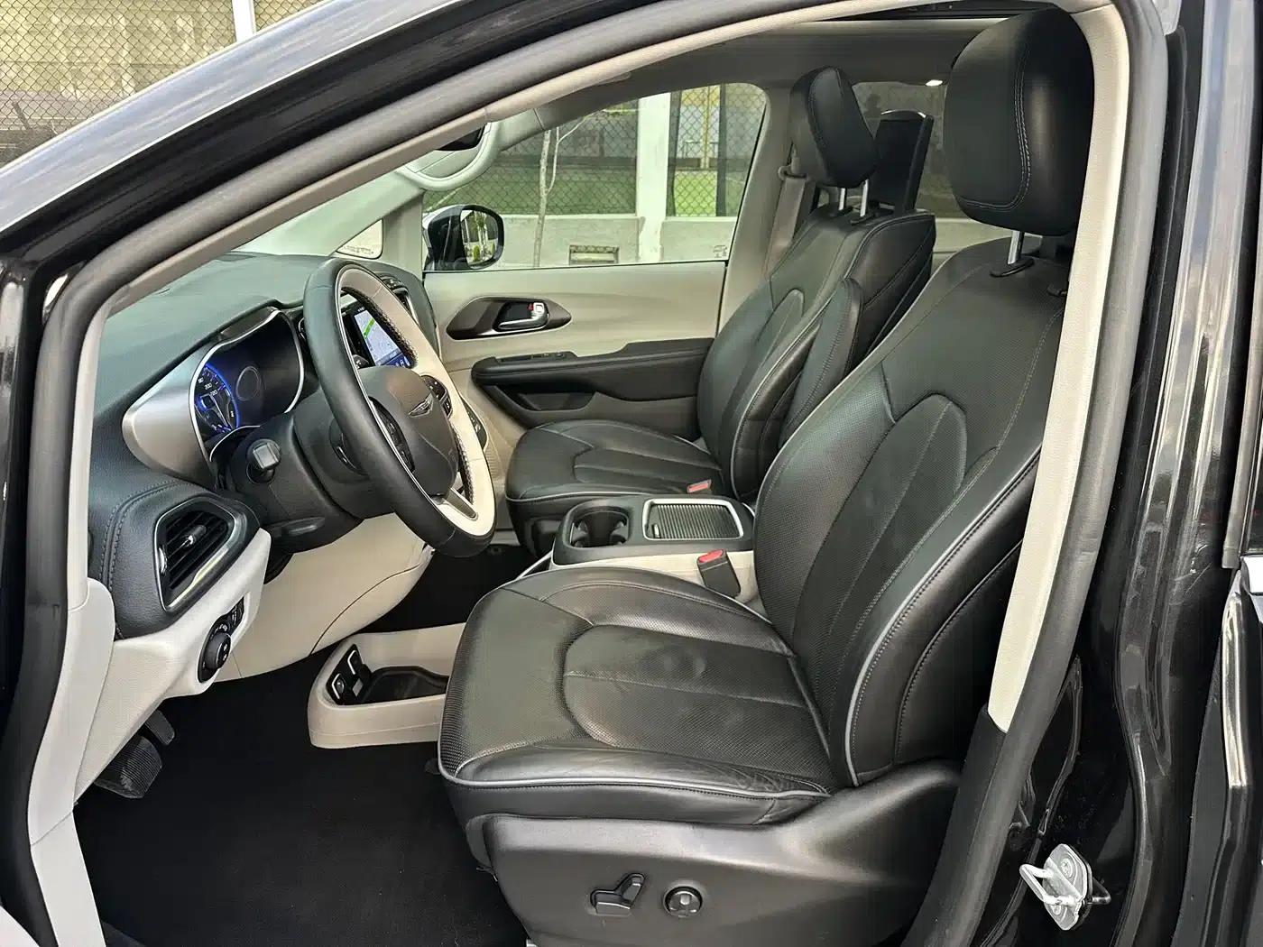 2017 Imported Grand Voyager 3.6L Premium Edition — миниатюра 12