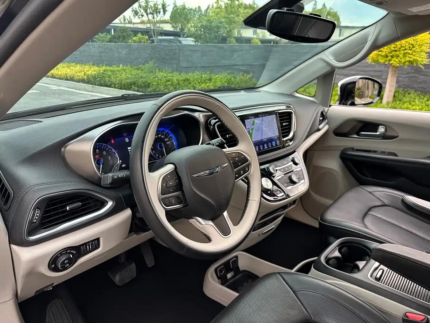2017 Imported Grand Voyager 3.6L Premium Edition — миниатюра 13