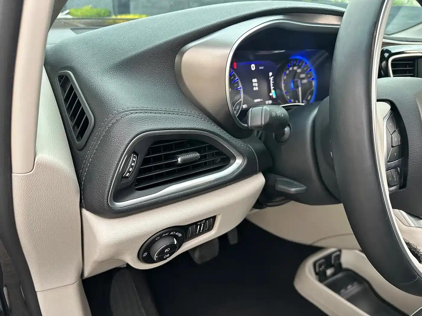 2017 Imported Grand Voyager 3.6L Premium Edition — миниатюра 14