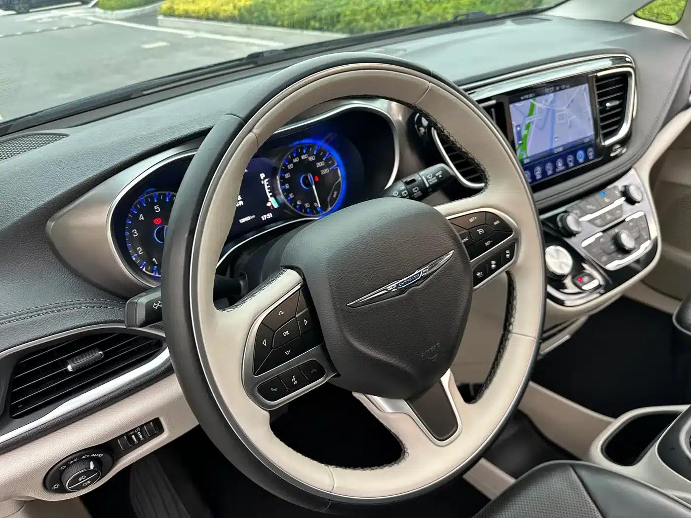 2017 Imported Grand Voyager 3.6L Premium Edition — миниатюра 15