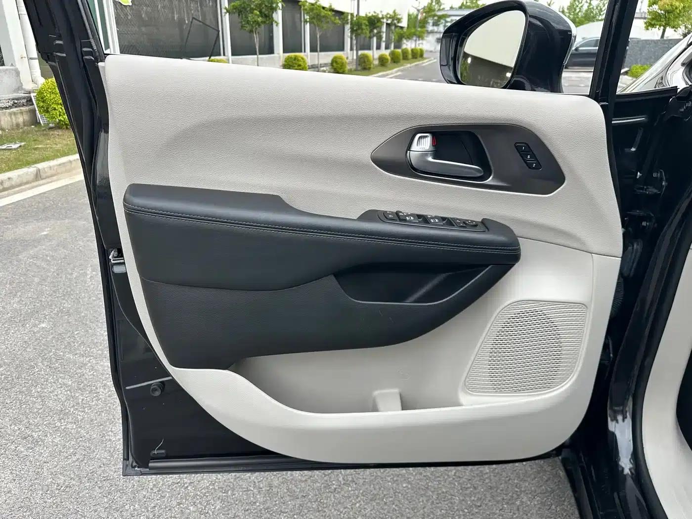 2017 Imported Grand Voyager 3.6L Premium Edition — миниатюра 16