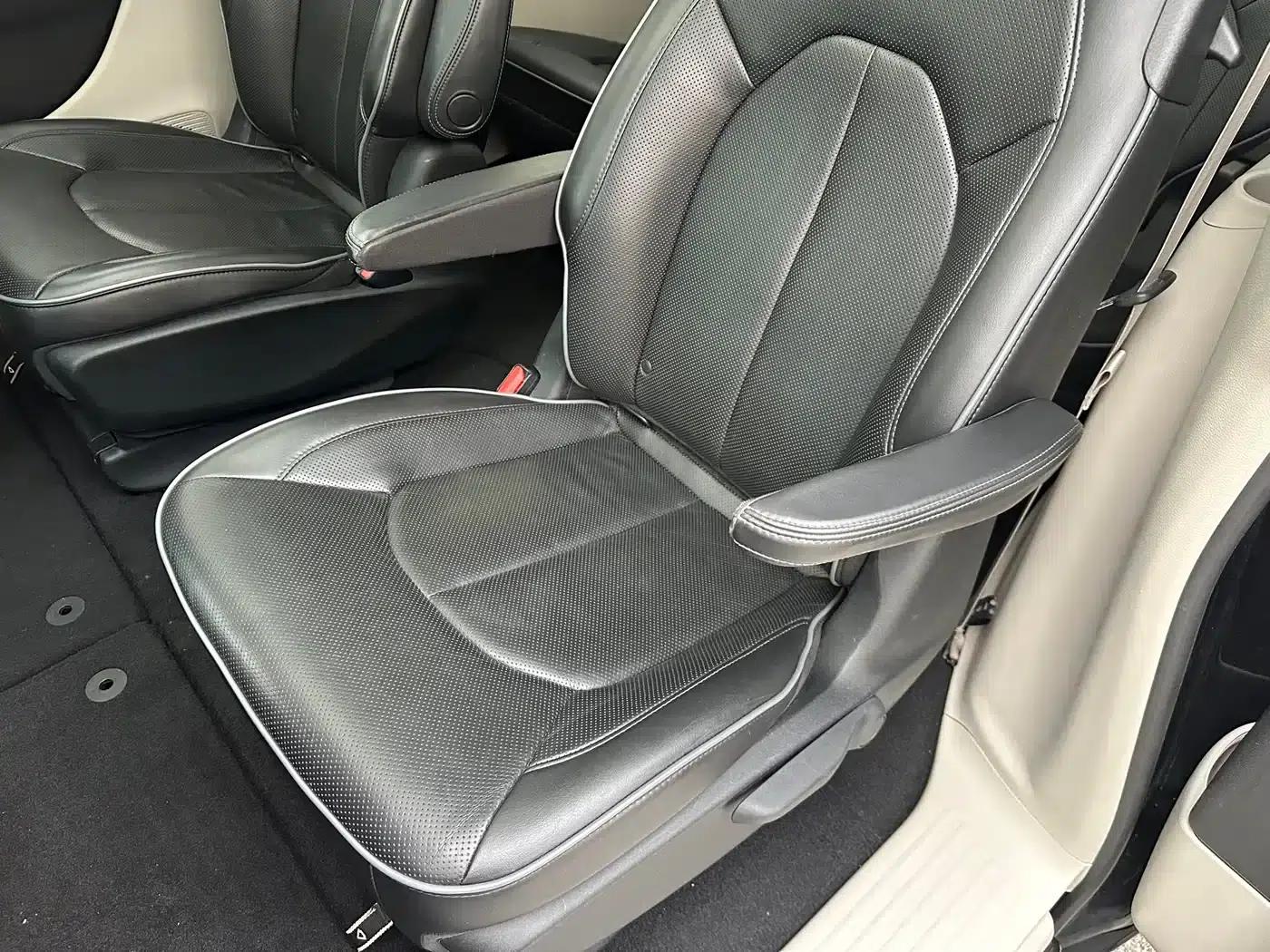 2017 Imported Grand Voyager 3.6L Premium Edition — миниатюра 17