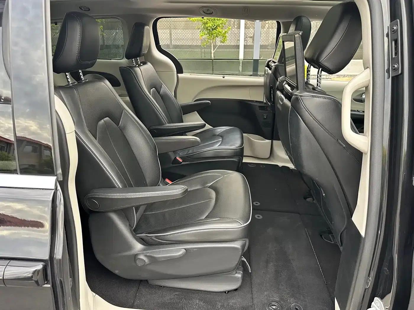 2017 Imported Grand Voyager 3.6L Premium Edition — миниатюра 18